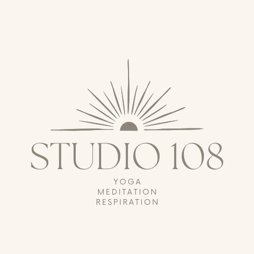 Studio de yoga proposant des cours de Hatha, Vinyasa et Ashtanga en petits groupes avec une professeure certifiée Yoga Alliance Saint-Raphaël 83700 Studio 108