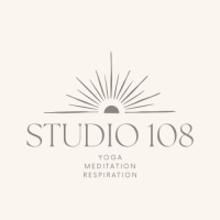 Studio de yoga proposant des cours de Hatha, Vinyasa et Ashtanga en petits groupes avec une professeure certifiée Yoga Alliance Saint-Raphaël 83700 Studio 108